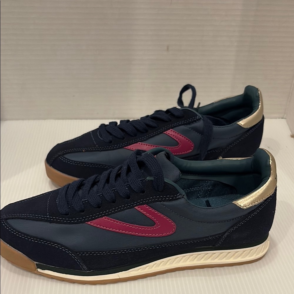 New. Tretorn Rawlins Navy and hot Pink Sneakers Classic Design. Size 7.5